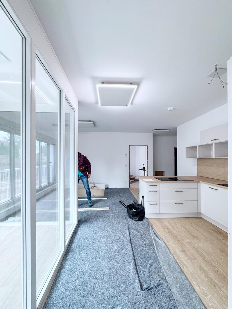 Offene Küche in Barleben vor dem Home Staging, leerer und unmöblierter Ausgangszustand, Inga Schwiedel