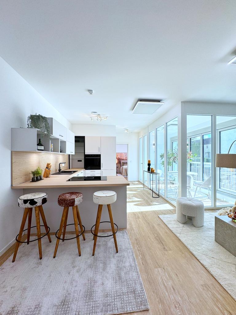 Offene Küche in Barleben nach einem Home Staging, stilvoll und einladend eingerichtet durch Inga Schwiedel