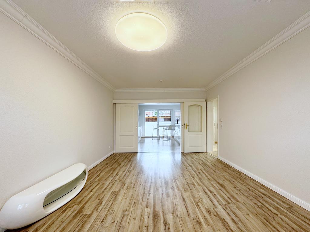 Wohnzimmer eines Privatverkäufers vor dem Home Staging, leerer und unmöblierter Ausgangszustand, Inga Schwiedel