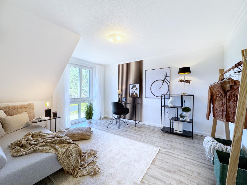 Modernes Schlafzimmer mit Home Staging von Inga Schwiedel, um Immobilien schneller verkaufen zu können.